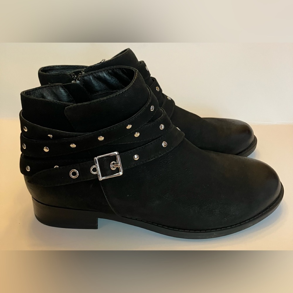 Vionic Booties with silver embellishments, Size 7, Great preowned condition